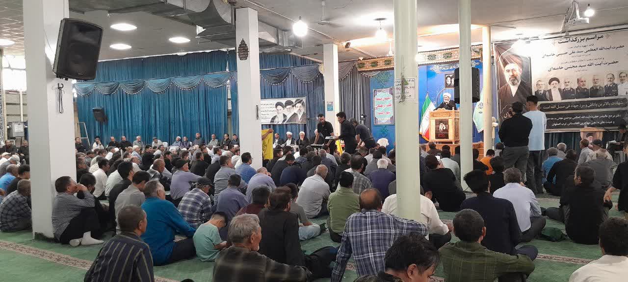 مراسم بزرگداشت رهبر شهید و تجدید بیعت با رهبر معظم انقلاب با حضور گسترده مهاجرین افغانستانی در غرب اصفهان برگزار شد - تصویر سوم خبر