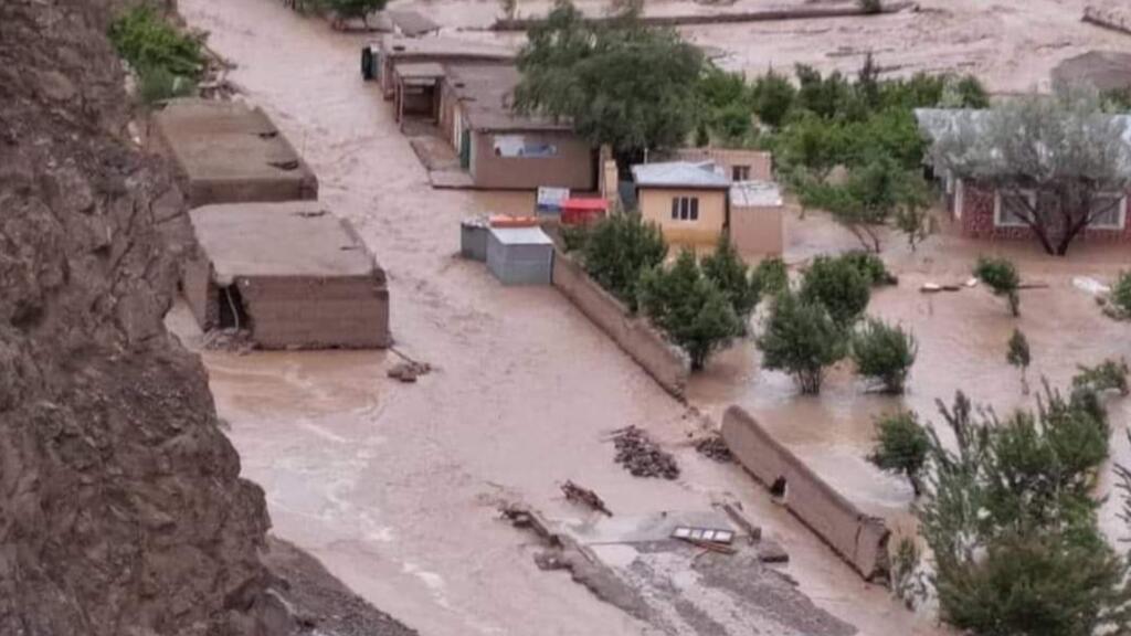 سیلاب های ویرانگر در افغانستان: 21 کشته، بسته شدن شاهراه سالنگ و هشدار برای 18 ولایت