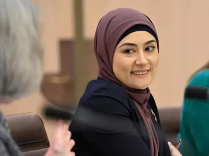 مردی به دلیل تهدید فاطمه پیمان، سناتور افغانستانی تبار استرالیا به قتل، محکوم شد