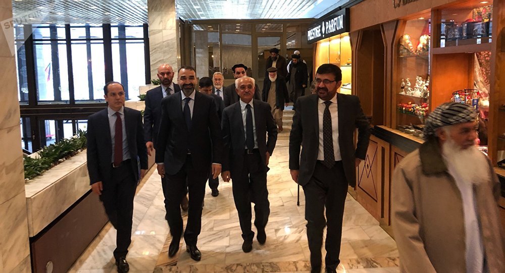 احزاب سیاسی کشور هنگام دیدار با طالبان در نشست مسکو چگونه با هم احوال پرسی کردند؟ - تصویر سوم خبر