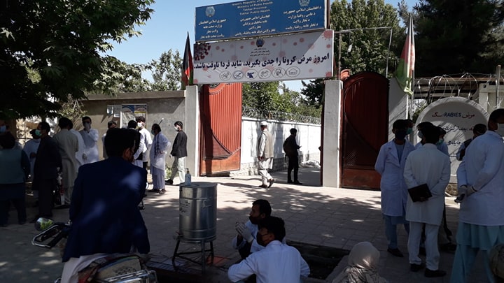  اعتراض کارمندان صحی در تخار: 8 ماه معاش نگرفته ایم - تصویر سوم خبر