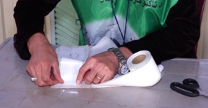 یک مرکز ثبت نام رای دهندگان در ننگرهار بر شناسنامه های جعلی بر چسپ می زند - خبرگزاری افغان ایرکا