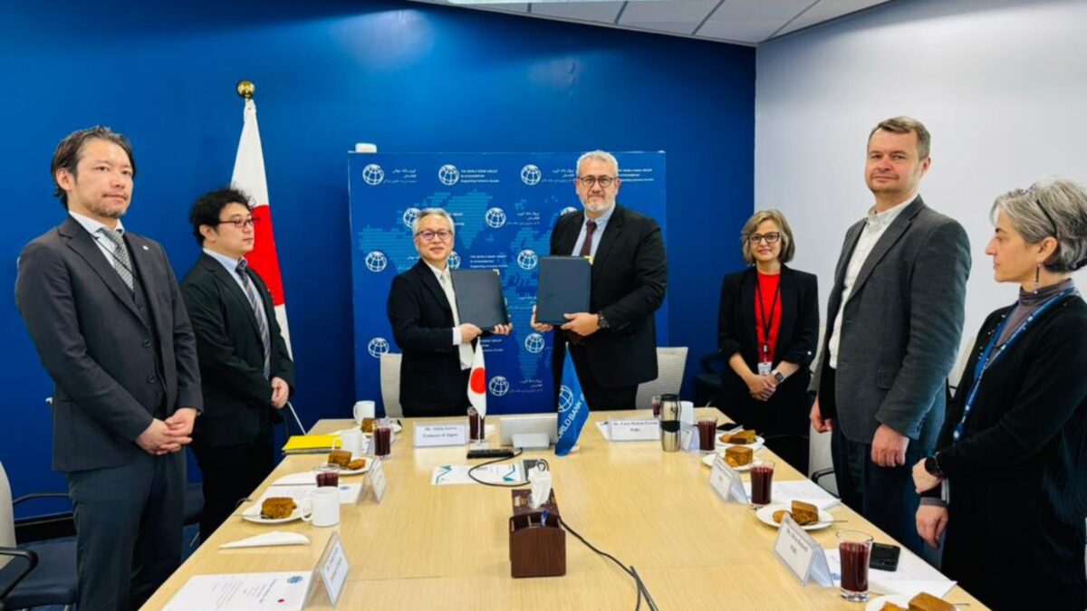 واکنش به تقدیر کرزی از کمک نقدی جاپان؛ خبرنگار: کشور را گدا ساخته و به این روز انداختید