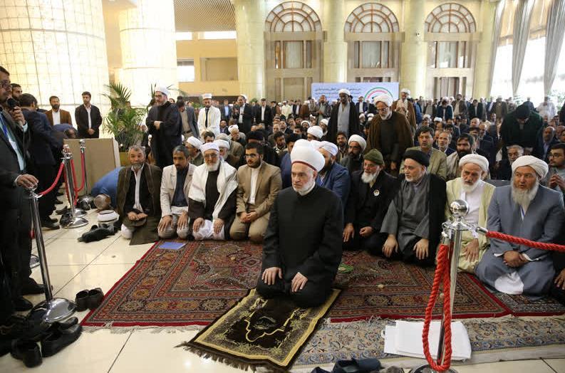 اقامه نماز وحدت بخش مدعوین سی و سومین کنفرانس وحدت اسلامی - تصویر دوم خبر