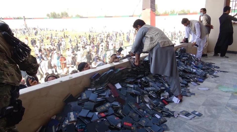 حدود 12 زن به دلیل ازدحام هنگام دریافت ویزای پاکستان در جلال آباد جان باختند - خبرگزاری افغان ایرکا