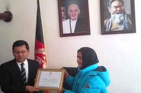 دختر اسکى باز افغانستانی مورد تقدیر قرار گرفت - خبرگزاری افغان ایرکا