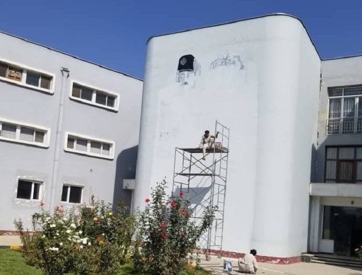 طالبان نقاشی  امان الله خان را از ساختمان رادیو تلویزون ملی پاک کردند