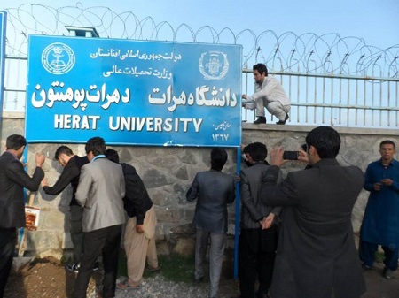 زبان فارسی دری زبان رسمی افغانستان است؛ وزارت تحصیلات با حذف ادبیات فارسی از دانشگاه هرات جنجال خلق نکند - خبرگزاری افغان ایرکا