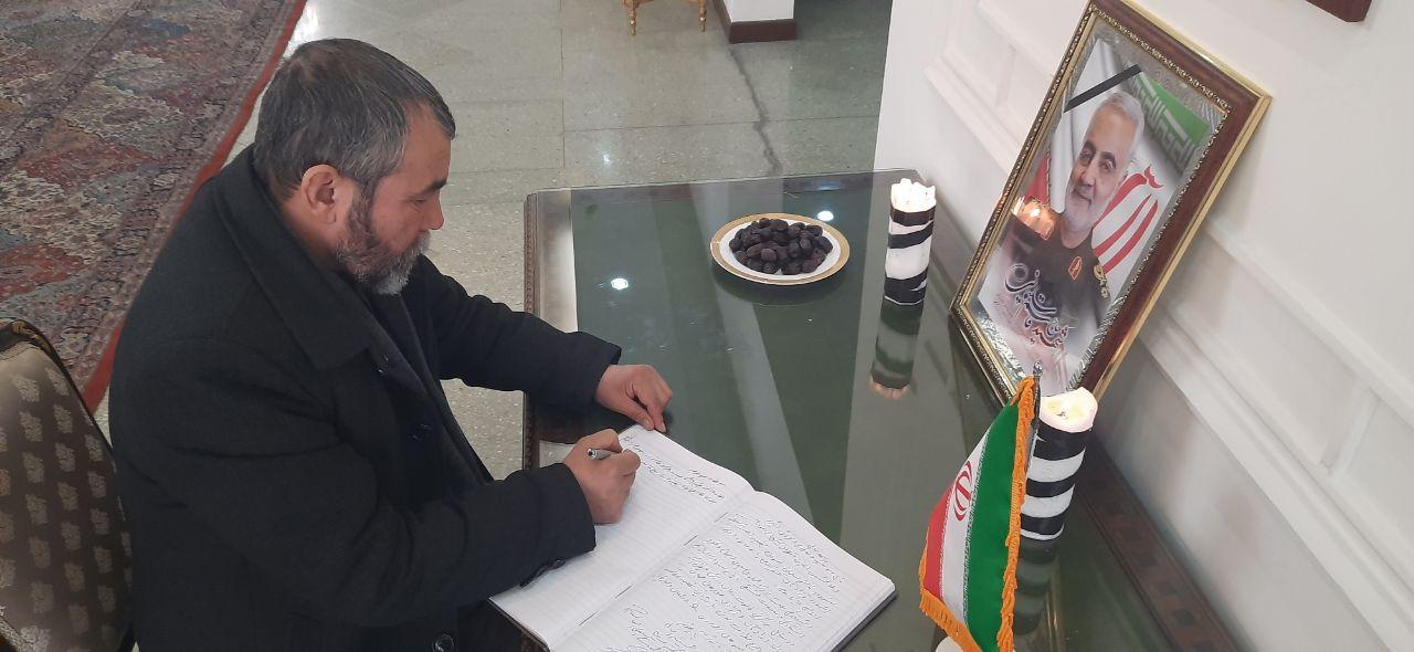 دبیرکل حزب رفاه ملی افغانستان با حضور در سفارت جمهوری اسلامی ایران در کابل دفتر یاد بود شهید سلیمانی را امضاء نمود - تصویر دوم خبر