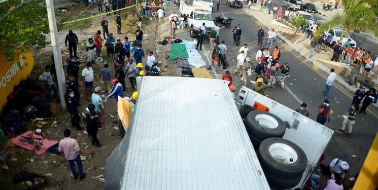  53 کشته در پی واژگونی کامیون حامل مهاجران در مکزیک - تصویر دوم خبر