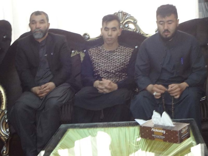دبیرکل حزب رفاه ملی افغانستان با حضور در منزل شهید حاجی رمضان حسین زاده با خانواده ایشان ابراز همدردی نمود  - خبرگزاری افغان ایرکا