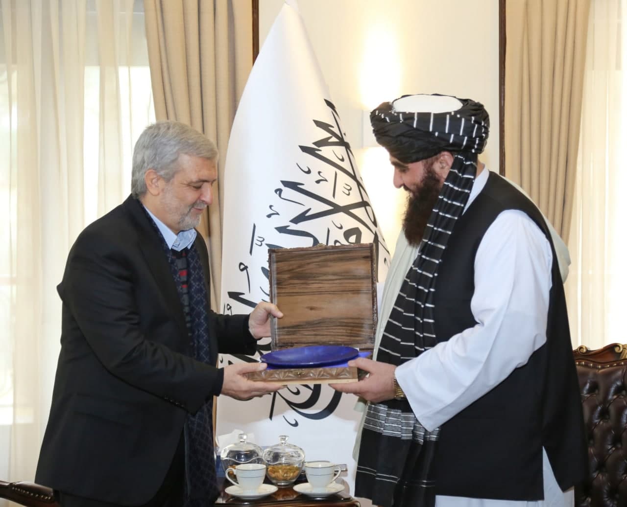  کاظمی قمی در دیدار با وزیر خارجه طالبان: مردم افغانستان را تنها نمی گذاریم  - تصویر دوم خبر