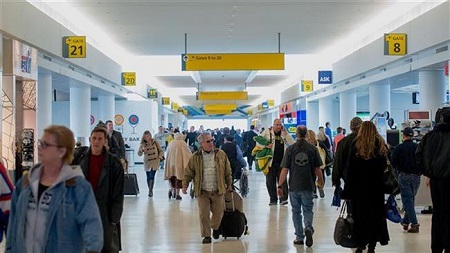 فحاشی هوادار ترامپ به زن مسلمان در فرودگاه نیویورک - خبرگزاری افغان ایرکا