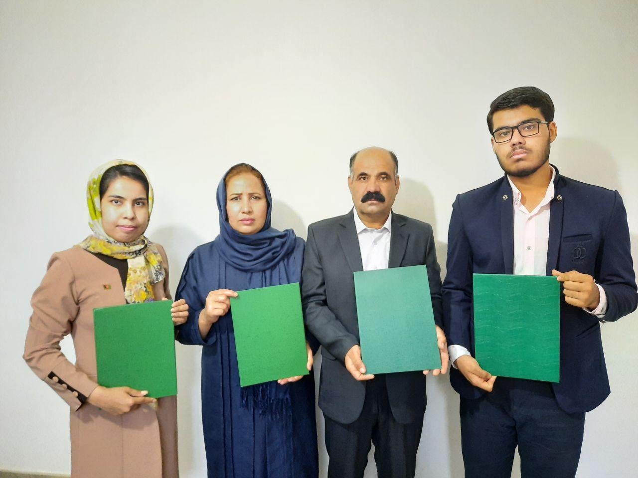 پدر و مادری افغان که مورد تقدیر مقامات ایرانی قرار گرفت - تصویر دوم خبر