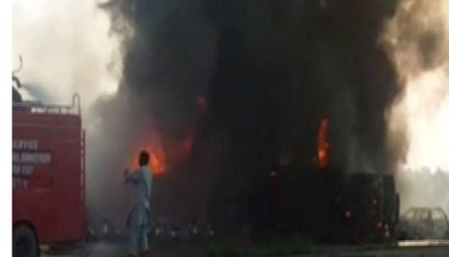 انفجار یک تانکر تیل در پاکستان، بیش از 120 کشته بر جا گذاشت - تصویر دوم خبر