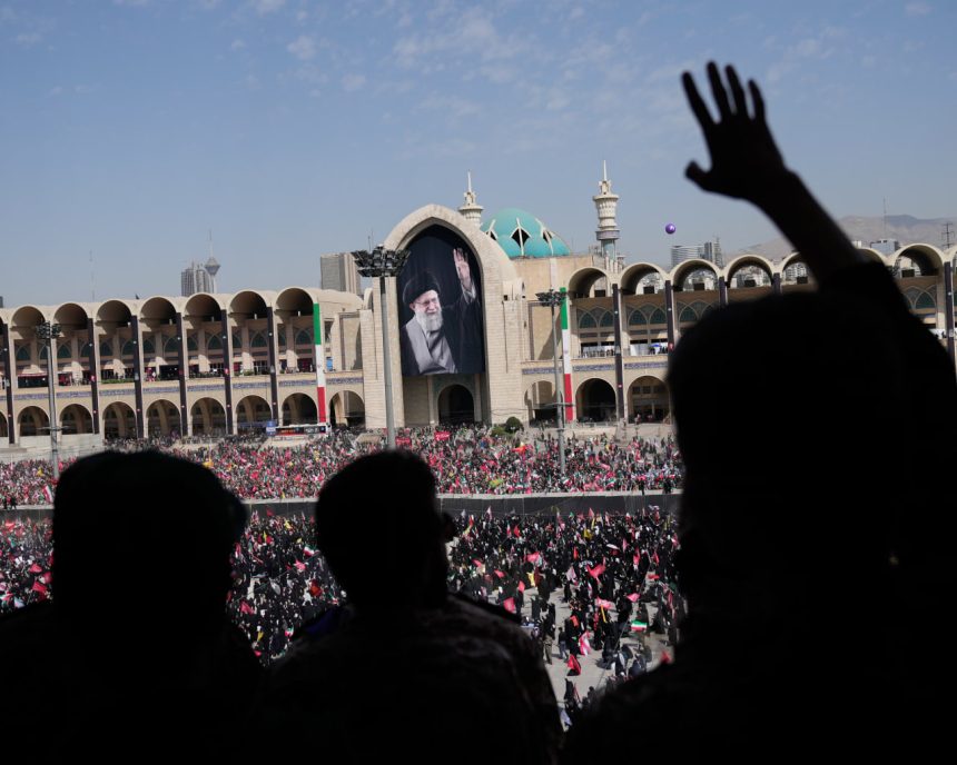 سی ان ان از حال وهوای مراسم تهران گزارش داد؛ اشک، شعار و خشم علیه آمریکا