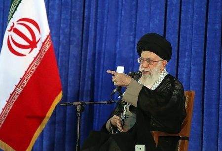 دشمن از انقلابی گری می ترسد / هر کسی به آمریکا اعتماد کند سیلی می خورد