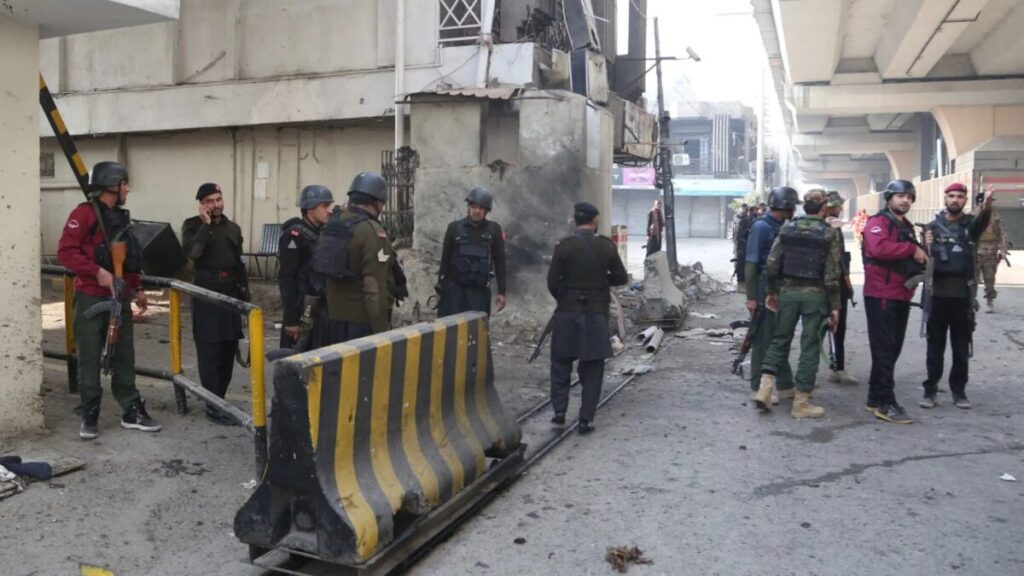 در حمله انتحاری در مقر پولیس فدرال پاکستان در پشاور سه تن کشته شدند