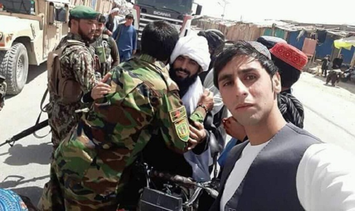 برای اولین بار؛ جنگجویان طالب و نظامیان افغان یکجا نماز را ادا کردند و همدیگر را به آغوش کشیدند - خبرگزاری افغان ایرکا