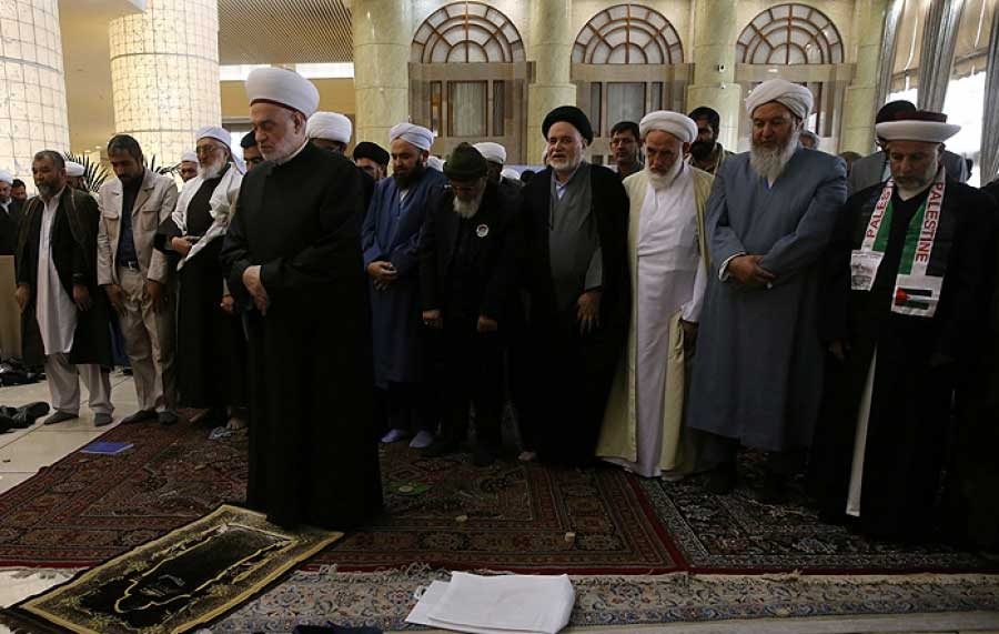 اقامه نماز وحدت بخش مدعوین سی و سومین کنفرانس وحدت اسلامی - خبرگزاری افغان ایرکا