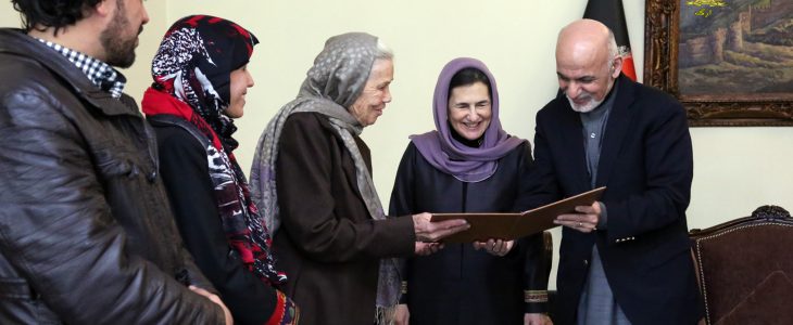 رئیس جمهورغنی به خانم ماری کارلوین تابعیت افغانی اعطا نمود - خبرگزاری افغان ایرکا