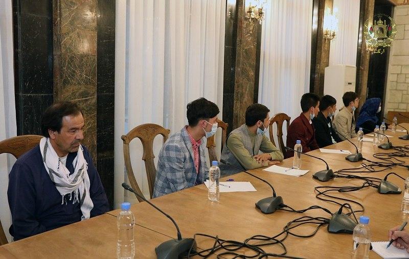 رئیس جمهور غنی با شش تن از اشتراک کنندگان ممتاز کانکور امسال، دیدار نمود - تصویر سوم خبر