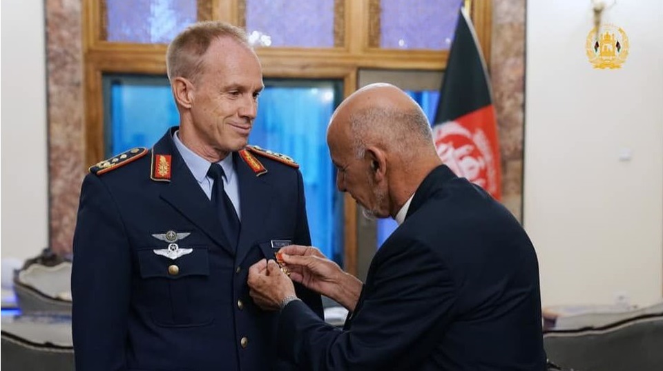 اشرف غنی مدال دولتی «سرباز عالی» را به رئیس ارکان ماموریت حمایت قاطع تفویض نمود - خبرگزاری افغان ایرکا