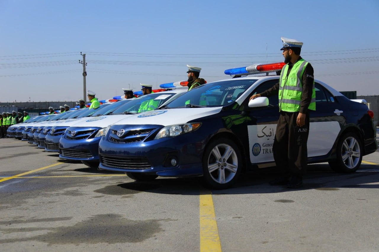  وزارت داخله طالبان موترهای جدید را با رنگ و علامت ویژه در اختیار پولیس ترافیک قرار داد