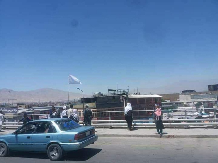 طالبان به بهانه آتش بس، پرچم خود را رسما و در حضور پلیس، در پایتخت برافراشتند - خبرگزاری افغان ایرکا
