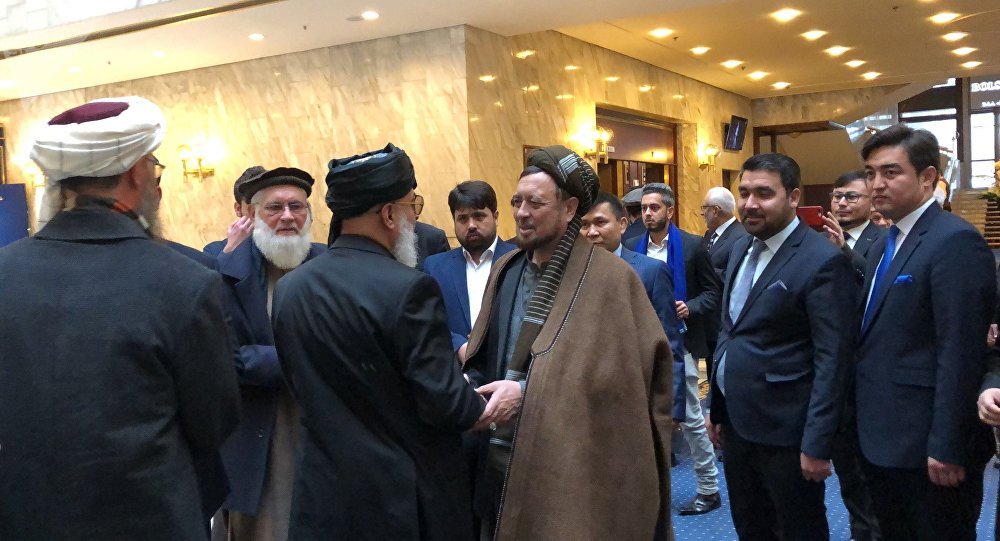 احزاب سیاسی کشور هنگام دیدار با طالبان در نشست مسکو چگونه با هم احوال پرسی کردند؟ - تصویر دوم خبر
