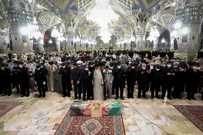 پیکر شهید افغانستانی در حرم مطهر رضوی آرام گرفت - تصویر دوم خبر