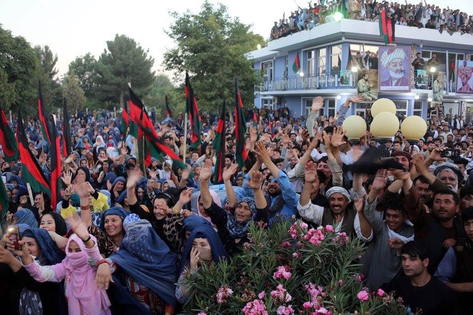 حضور داکتر عبدالله و جنرال دوستم در یک همایش مردمی در شبرغان - تصویر سوم خبر