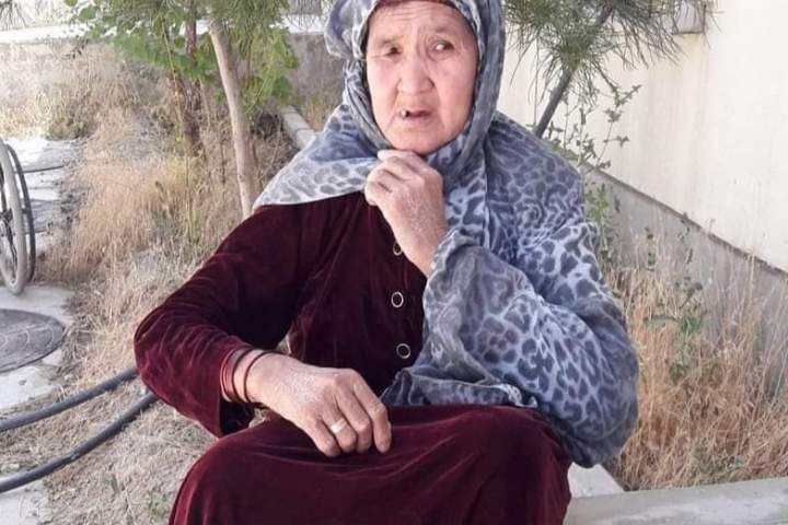 پیرزن 70 ساله بعد از بهبود یافتن از کرونا، همچنان منتظر خانواده اش است - خبرگزاری افغان ایرکا