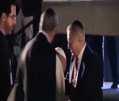 مراسم دست بوسی ذلیلانه پاپ فرانسیس پاپ ارشد واتیکان از سیزده خانواده صهیونیست! - خبرگزاری افغان ایرکا