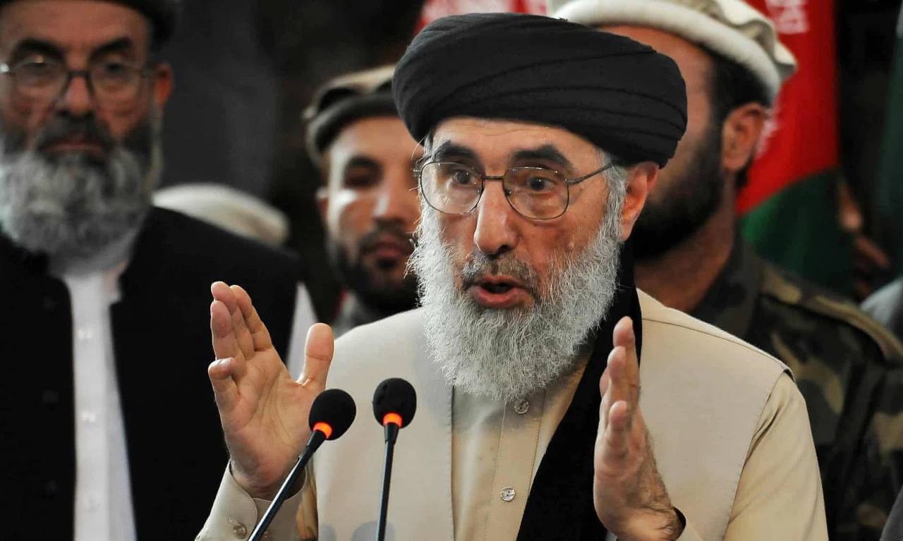 حکمتیار: در فضای افغانستان هواپیماهای بی  سرنشین می گردد؛ اروپا و امریکا مصروف ایجاد جبهات جنگی ضد طالبان اند