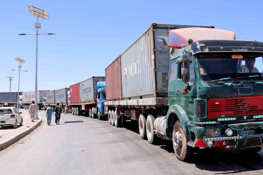 بازگشت حالت عادی به گمرک اسلام قلعه/ موترهای بندمانده در دوغارون وارد افغانستان شدند