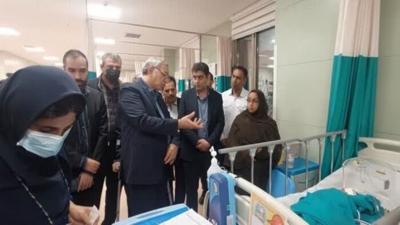 درمان چشم دختر مهاجر افغانستانی توسط وزیر بهداشت ایران - خبرگزاری افغان ایرکا