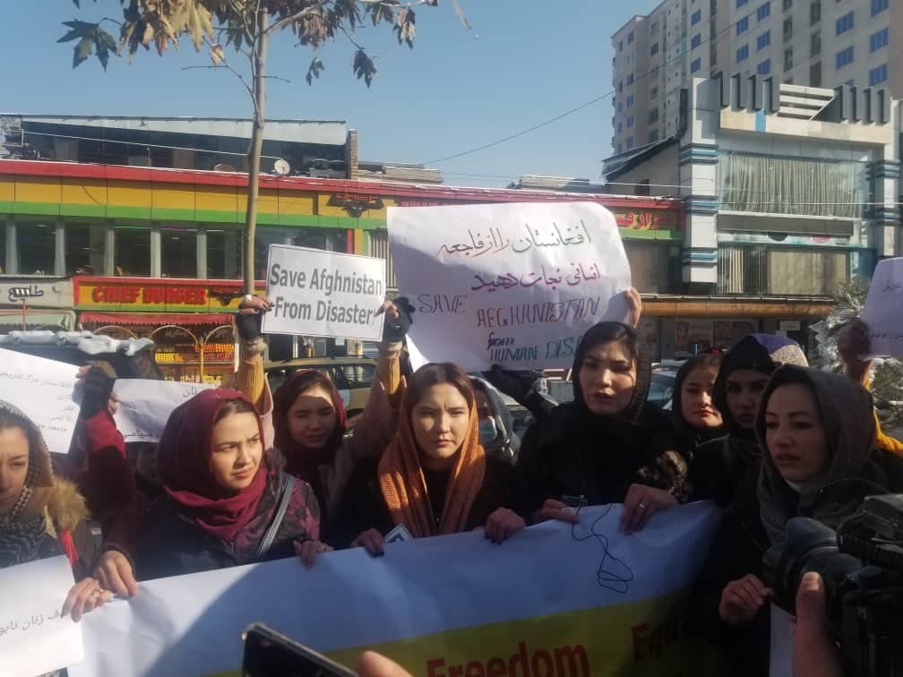 بانوان معترض: جای شرم است که حکومت طالبان یک لقمه نان به مردم تنظیم نمی تواند