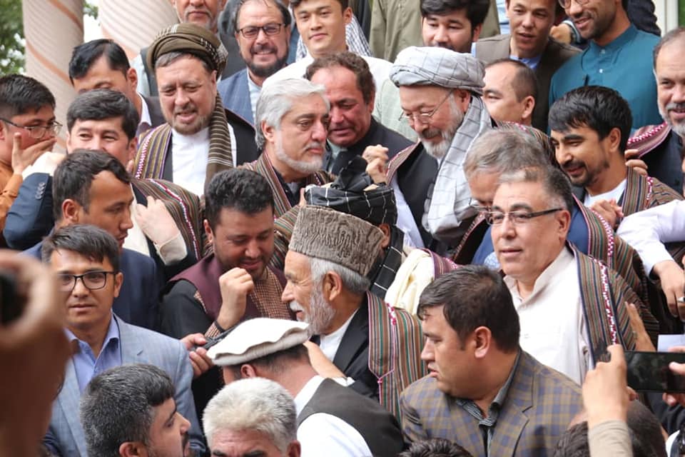 محمد محقق رسماً به تیم انتخاباتی عبدالله پیوست - خبرگزاری افغان ایرکا