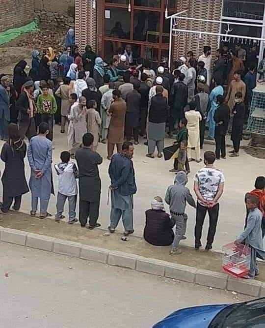 اگر قرنتین را اعلام کردند پس چرا نان را در نانوایی ها توزیع می کنند؟ - تصویر دوم خبر