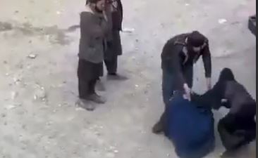 لت و کوب یک زن در کابل از سوی  «پولیس زن طالبان» واکنش برانگیز شد - خبرگزاری افغان ایرکا