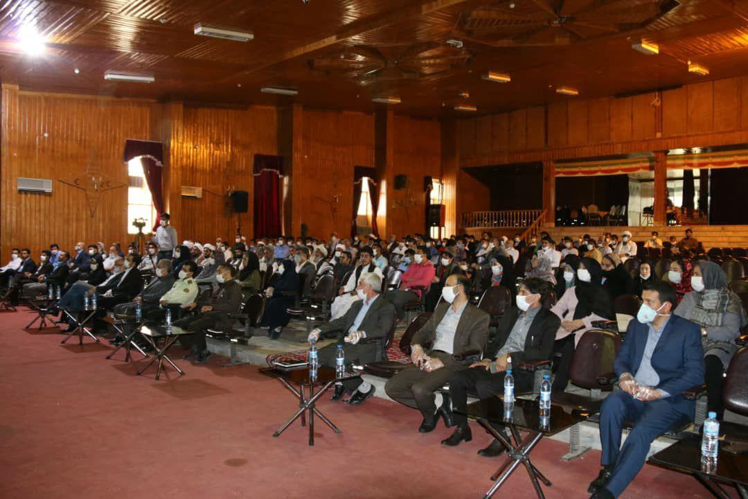برگزاری جشن روز پناهنده با دادن یک نسخه از قانون اساسی افغانستان به رئیس اداره اتباع مهاجرین خارجی استانداری کرمان  - خبرگزاری افغان ایرکا