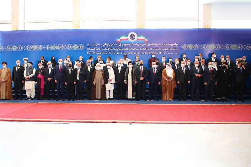 میهمانان مراسم تحلیف با آیت الله رییسی عکس یادگاری گرفتند - خبرگزاری افغان ایرکا