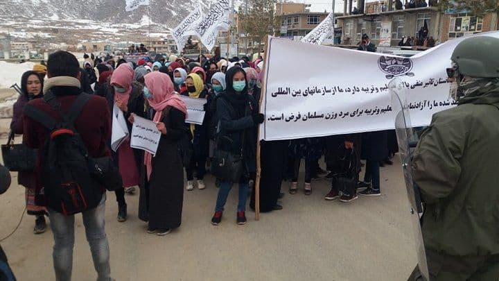 ‏راه پیمایی در دایکندی؛ از سازمان های جهانی می خواهیم که پول های منجمد شده ی ما را آزاد نمایند - تصویر دوم خبر