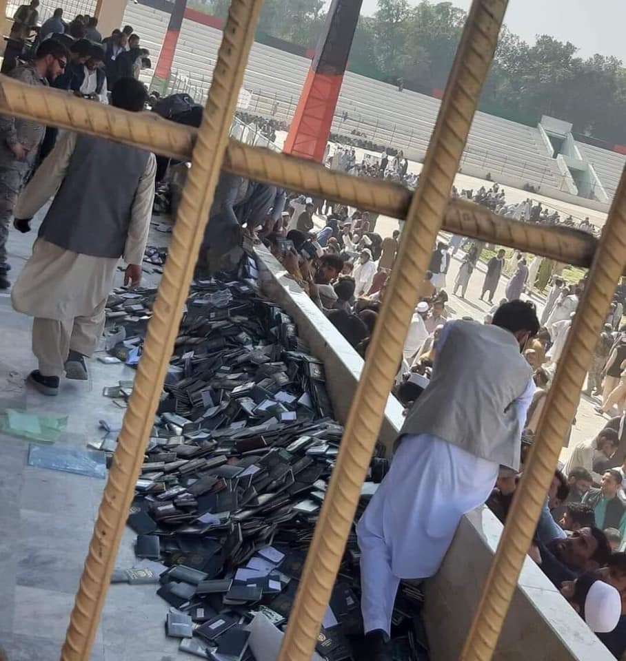 حدود 12 زن به دلیل ازدحام هنگام دریافت ویزای پاکستان در جلال آباد جان باختند - تصویر سوم خبر