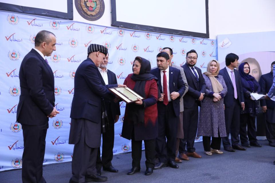 اشرف غنی وثیقۀ انتخاباتی را از سوی کمیسیون انتخابات دریافت کرد  - خبرگزاری افغان ایرکا