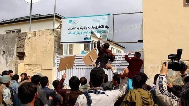 شهروندان بدخشان در اعتراض به درج زبان فارسی به عنوان زبان خارجی، مرکز توزیع شناسنامه الکترونیکی را بستند - تصویر دوم خبر