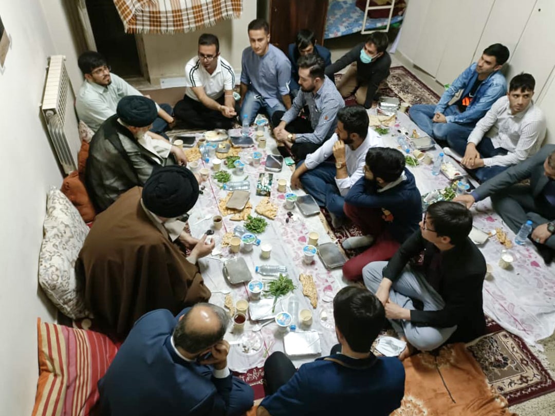 افطار رییس جمهور ایران در خوابگاه دانشجویان ایرانی و افغانستانی - تصویر سوم خبر