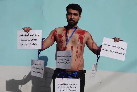 جوان معترض نیمه برهنه این بار در بلخ راه‎پیمایی کرد  - خبرگزاری افغان ایرکا
