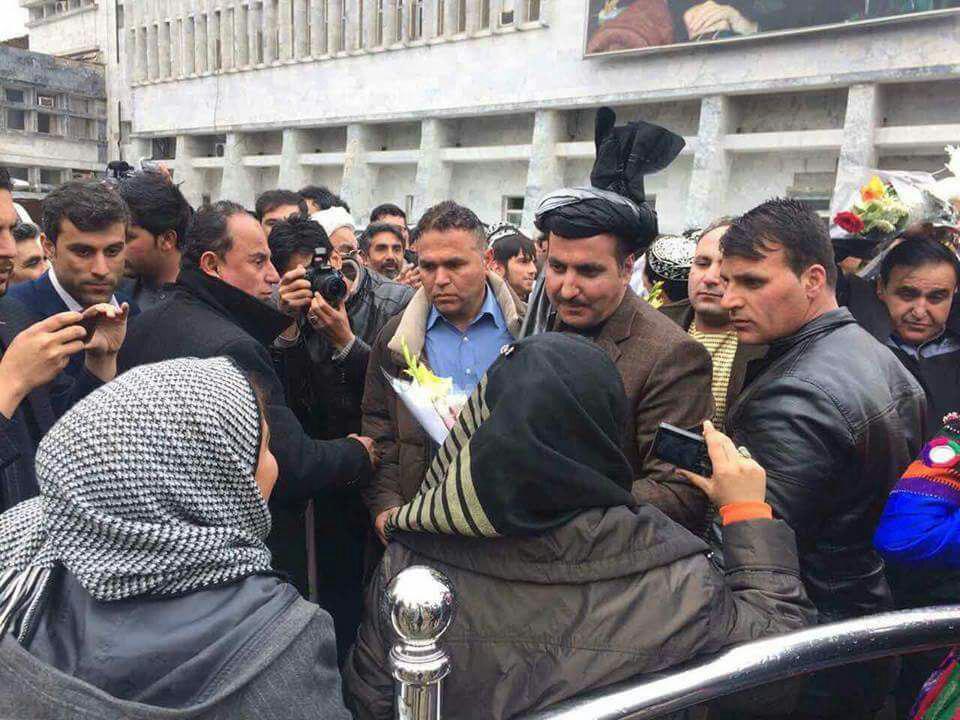 همایون عزیزی والی قندهار پس از درمان در کشور فرانسه به کابل برگشت - تصویر دوم خبر